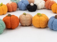 Mini Calabazas de Fieltro Coloridas de 4 cm para Decoraciones de Fiesta de Halloween Infantiles