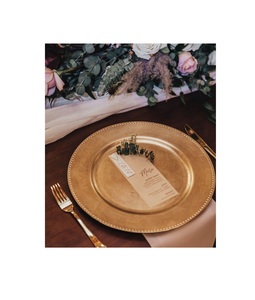 Placa de cargador de latón con diseño antiguo para configuración de mesa de comedor de lujo en decoración temática tradicional vintage o rústica - Product Image 1