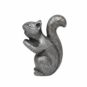 Sculpture décorative d'écureuil en métal argenté - Art animalier moderne pour étagère, décoration de bureau et accents festifs de Noël - Product Image 1