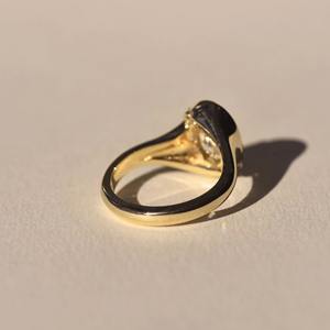 Anillo de diamante cultivado en laboratorio de corte ovalado premium, diseño personalizado, anillo de compromiso de oro de 18 quilates, estilo elegante, fabricante directo, venta al por mayor - Product Image 4