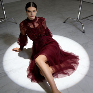 Robe de soirée cocktail élégante pour femme, personnalisable, en maille lavande avec dentelle florale, col montant et manches longues, collection 2026 - Product Image 6