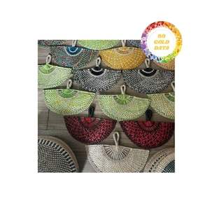 Éventail en jonc de mer tissé de style naturel, artisanat fait à la main, conçu pour les événements à thème tropical, célébration par temps chaud - Product Image 1