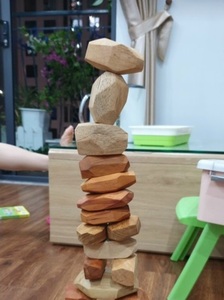 Blocs d'empilage de roche en bois Tumi Ishi de haute qualité pour que les enfants puissent explorer des formes et améliorer leurs compétences en résolution de problèmes - Product Image 5
