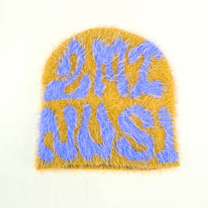 Gorro de punto con tela ligera, ideal para viajes y atuendos diarios. - Product Image 3