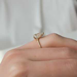 Anillo de Diamante de Laboratorio de 2 Quilates con Corte de Pera, Oro Amarillo y Blanco Vintage de 14K, Engaste de Bisel, Joyería de Boda Principalmente para Estilo Vintage - Product Image 6