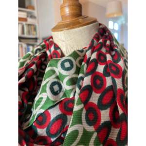 Manteau ou vêtement long en fine laine mérinos, vert, imprimé, style géométrique - Product Image 3