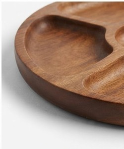 Plateau de service rond en bois d'acacia avec compartiments divisés, design minimaliste fait main, idéal pour les fêtes - Product Image 2