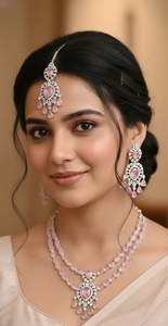 Conjunto de collar, aretes y maang tikka en rosa rubor kundan royale, hecho con piedras de corte pera y ovalado en rosa rubor premium. - Product Image 1