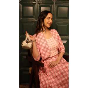 Ensemble de costume pour femme Aurora Blush Pink, 3 pièces, comprenant une veste courte et une jupe, motif géométrique, tissu crêpe imprimé - Product Image 1