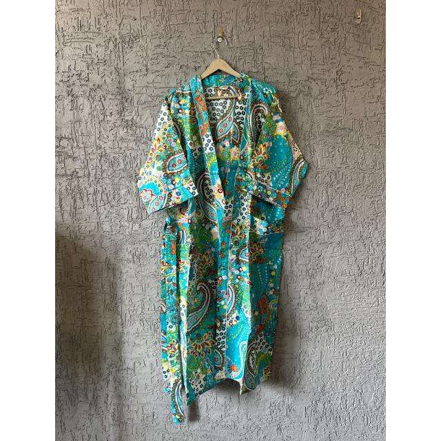 มีสีเขียวขุ่น