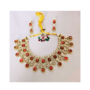 Boucles d'oreilles raffinées indiennes traditionnelles Kundan & Drop Gold Tone Kundan Pearl Choker Necklace Set avec pour femmes et filles - Product Image 1