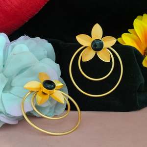 Boucles d'oreilles en pierre de Moissanite finition or mat de style contemporain sophistication moderne avec élégance intemporelle - Product Image 1