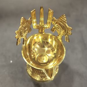 Lámpara Diya de latón tradicional adornada con un borde festoneado en un pedestal escalonado, para rituales Pooja, disponible al por mayor - Product Image 5