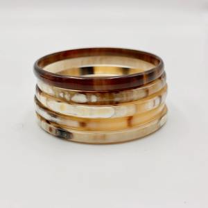 Brazalete de cuerno de búfalo pulido, accesorio tradicional y elegante para ropa informal y de fiesta a la venta - Product Image 5