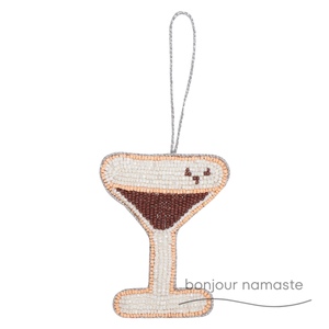 Adorno de Cristal para Martini Espresso Moderno, Ecológico, con Acabado Mate Hecho a Mano, Lentejuelas y Bordado Tambour |   Cóctel Navideño con Cuentas - Product Image 1