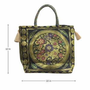 Bolso Tote Banarasi Floral de Medianoche, Acolchado, Hecho a Mano, de Gran Capacidad, de Moda, de Cuero y Nailon, Duradero, de Verano - Product Image 2