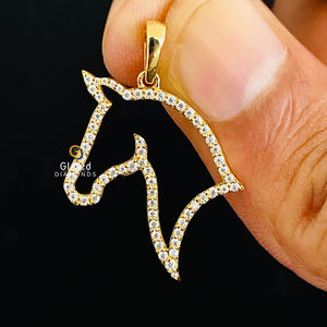 Pendentifs uniques en forme de cheval Hip Hop Moissanite pour unisexe en or jaune 10kt de style différent et diamants ronds taille brillant - Product Image 3