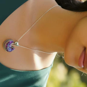 20% de Descuento en Colgante de Mosaico de Luna Creciente Iridiscente Morado Hecho a Mano Estilo Bohemio con Cadena de Bambú, Idea de Regalo de Año Nuevo - Product Image 3
