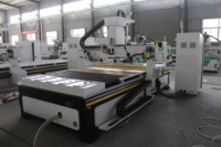 Approvisionnement d'usine 1325 ATC CNC routeur à bois vente chaude meubles en bois armoire porte faisant la Machine Auto outils changeur routeur