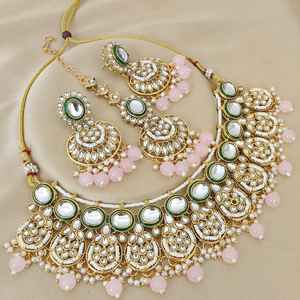 ชุดสร้อยคอคุณภาพพรีเมี่ยมพร้อมต่างหูเข้าคู่และ Maang Tikka เครื่องประดับเจ้าสาวแบบอินเดียดั้งเดิมเหมาะสำหรับทุกโอกาส - Product Image 4