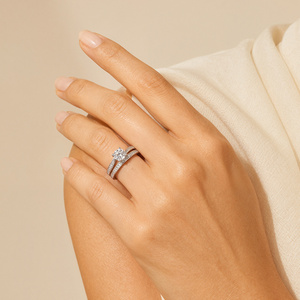 Anillo de Compromiso Jeulia Minimalista con Diamantes Redondos en Pavé - Product Image 4