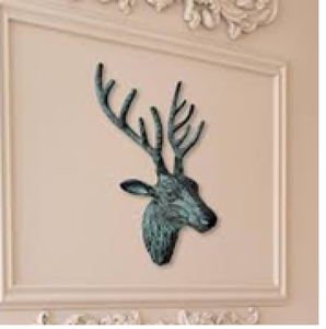 Arte de pared con cabeza de ciervo audaz y acabado texturizado. Perfecto para decoración rústica. Disponible a precios de mayoreo. - Product Image 1