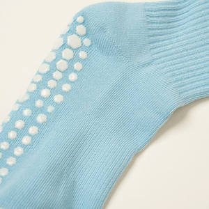 Logotipo personalizado Jacquard bordado Pilates Yoga calcetines longitud de la tripulación antideslizante calcetines Grippy fabricante de Vietnam certificado por el - Product Image 3