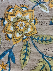 Tissu en coton imprimé à la main avec motif de vignes florales |   Base beige avec des accents moutarde et bleus - Product Image 3