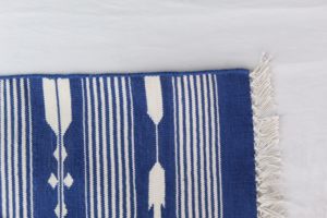 Alfombra Dhurrie de algodón tejida a mano de 2,5x6 pies moderna técnica trenzada patrón geométrico en zigzag antideslizante para Picnic en casa disponible - Product Image 5