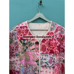 Chaqueta acolchada de algodón hecha a mano india, pieza de capas ligera y cálida para cada temporada, Chaqueta de algodón con diseño de retazos florales - Product Image 2