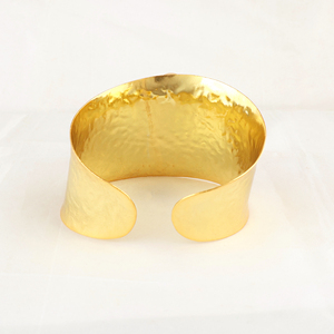 Bracelet large en or plaqué or, rose avec agate bleue du Botswana, bracelet large rond avec forme de larme, bijoux multi-pierres - Product Image 5