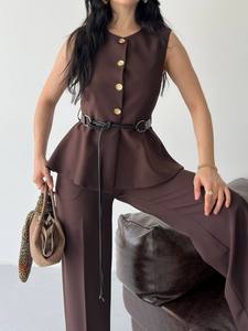 Ensemble de costume élégant en satin marron pour femme avec haut sans manches boutonné et pantalon long, idéal pour l'automne - Product Image 5