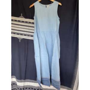 Vestido SARITA de Lino Talla Única, Color Azul Cielo, Casual, con Volantes, Transpirable, Sostenible, con Logotipo Personalizado, Largo hasta la Rodilla, Color Natural Sólido - Product Image 1