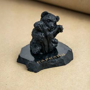 Figura de shungita: Osito con un tronco de árbol - Product Image 1