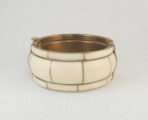 Bracelet manchette vintage en laiton incrusté d'os, bracelet indien rétro en laiton et os incrusté, bracelet à charnière, cadeau, bracelet en agate - Product Image 2