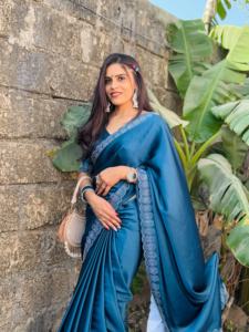 Sari en soie satinée légère de haute qualité, tissé à la main par des designers, avec bordure Jarkhan ornée de diamants thermocollés, idéal pour les occasions festives. - Product Image 5