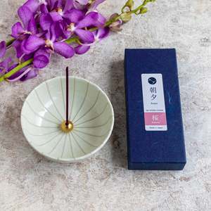 Set de Regalo de Incienso de Baja Humidificación [Varillas de Incienso de Flor de Cerezo Sakura + Porta Incienso de Loto Blanco] - Product Image 1
