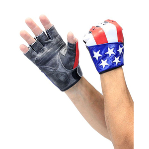 Des étoiles et des rayures américaines décorent cette paire de gants sans doigts - Product Image 1