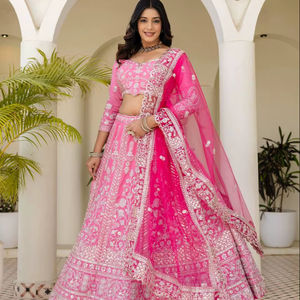 Traje Étnico Indio de Malla, Lehenga Choli con Cuello en V, Manga Corta, Lentejuelas, Bordado Jari, Silueta Imperio, Largo hasta el Suelo - Product Image 1