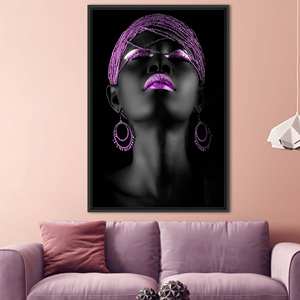 Cuadro Decorativo con Imagen de Mujer Africana en Tela Negra Brillante, con Marco Negro - Product Image 1