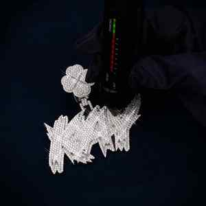 Colgante de Moissanita con Diseño de Alas en Oro de 14K Personalizado KAY, con Corte Brillante Redondo y Claridad VVS, Engaste de Bisel - Joyería Unisex para Regalo - Product Image 4