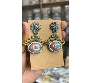Boucles d'oreilles fines style paon modernes plaquées argent faites à la main accessoires de perles d'imitation élégantes pour femmes conçues sur mesure - Product Image 1