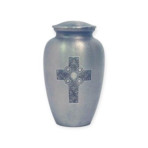 Urna Funeraria Gris Claro con Diseño de Cruz Celta y Acabado Metálico Suave para Recuerdo Religioso - Product Image 1