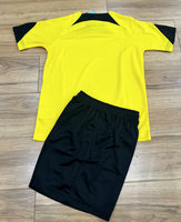 Survêtement de football unisexe populaire et très vendu, imprimé avec nom et logo personnalisés, séchage rapide, confortable, performance optimale, 100 % polyester pour l'été