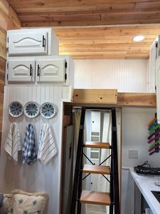 Mini-maison sur roues avec une chambre et un loft convertible LIVRAISON GRATUITE À TOUTES LES RÉGIONS - Product Image 6