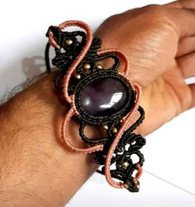 Pulsera de macramé hecha a mano con hilo multicolor con hallazgos de latón Creaciones Shree Om certificadas por IGI para regalo de Feliz Año Nuevo - Product Image 3