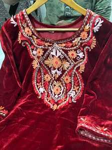 Conjunto de Traje de Terciopelo Kashmiri Color Marrón Puro, Kurti, Pantalón y Dupatta, Bordado a Mano con Hilo en el Cuello, Mangas Tres Cuartos con Dupatta de Red - Product Image 5