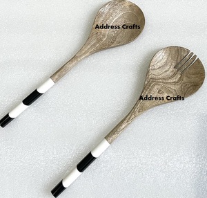 Cuchara de servidor de ensalada de madera de alta calidad hecha a mano india con mango de resina blanca y negra para uso doméstico en hoteles o restaurantes - Product Image 2