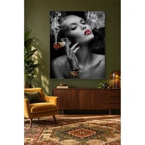 Impression sur toile Fida : Femme noire et blanche aux lèvres rouges et cigare dollar - Product Image 4