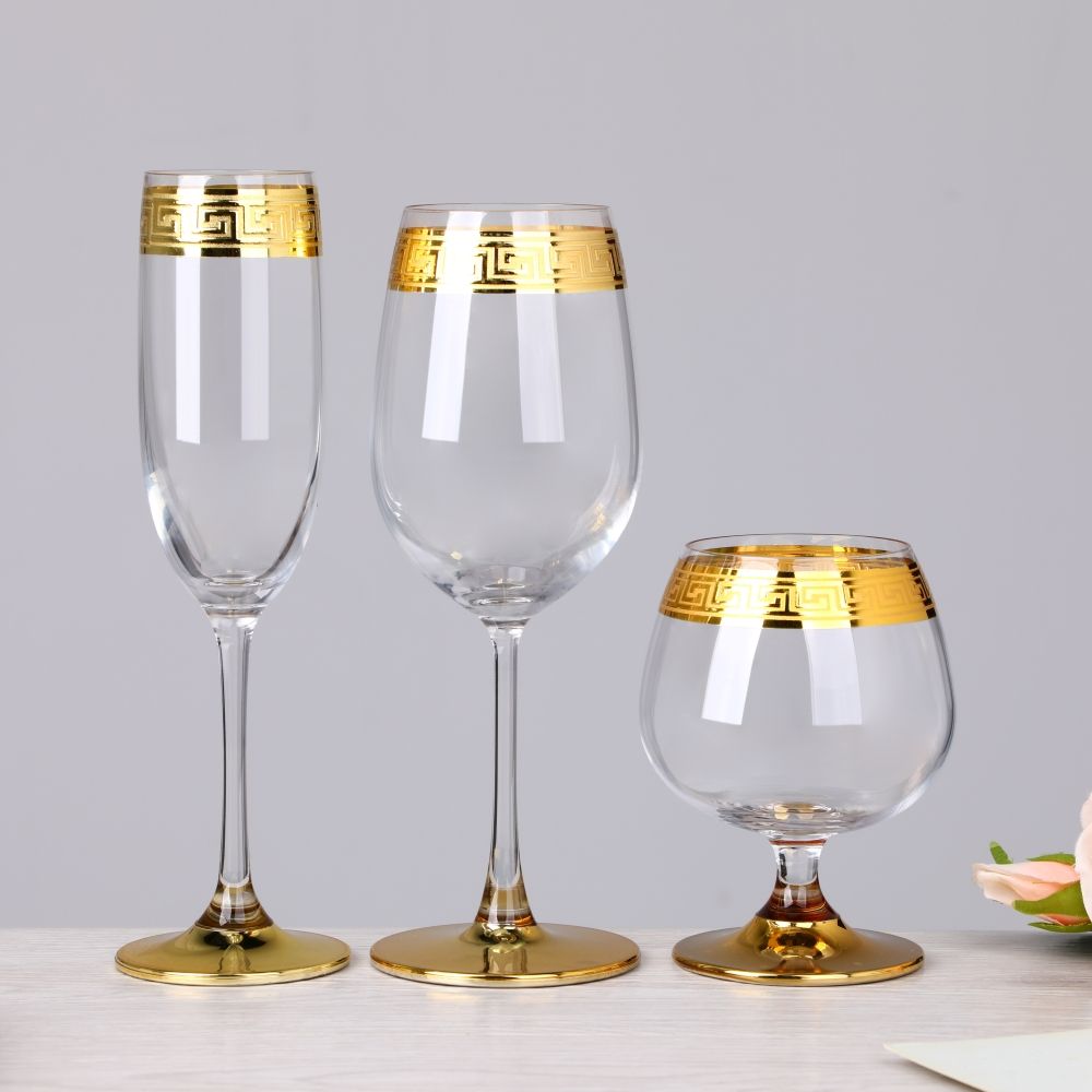 Verre à pied avec bordure dorée